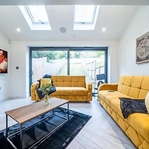 Modern 4-bedroom Townhouse In Gated Community Near Leeds Centre Leeds (West Yorkshire)